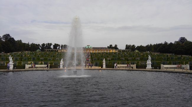 大きな噴水のある庭園も素敵♪