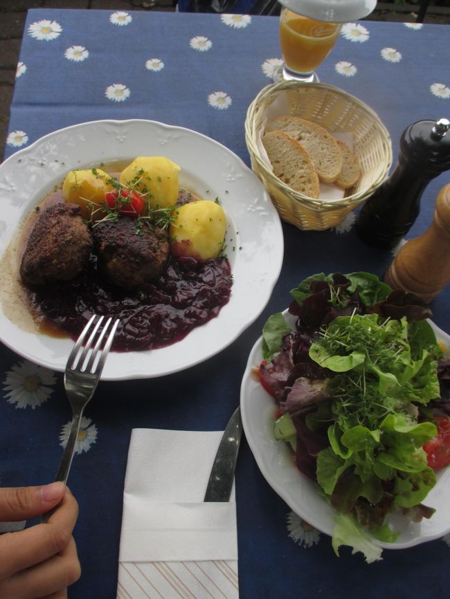 昼食のミートボール<br /><br />Schloss Cecilienhofの近くの丘の上の景色の良いレストラン