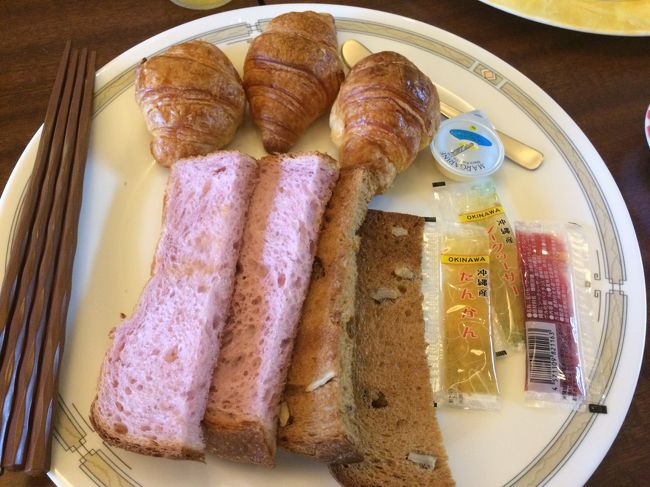 2日目、おはようございます。<br />本日も快晴で、朝から暑いです。<br /><br />さて、ホテル朝食（バイキング）のパンは、地元パン屋「パンドゥミー」のパンだそうです。<br />普段はご飯派なのですが、今日はパンにしてみます。