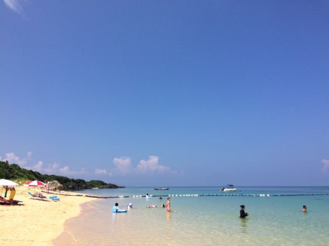 次に向かったのは、石垣島サンセットビーチ。<br />映画「花より男子」のロケ地として使われたビーチだそうです。<br />（もちろん知りませんでした。）<br /><br />どこのビーチに行くかなんて、決めてないのが我が家流(笑)<br />平久保崎展望台まで向かうと、ビーチ遊びをしたい娘が道中飽きてしまいそうなので、玉取崎展望台から程よく近いこちらのビーチにと、主人の独断で決まりました。<br /><br />久宇良集落にあるビーチ<br />（2016年は5月1日〜10月15日　9：30〜18：00　最終受付は17：00）みたいで、数ある石垣島のビーチのなかで、もっとも美しいひとつと評判らしいです。<br />良く調べもせずに、こんな美しいビーチに来れてラッキー。