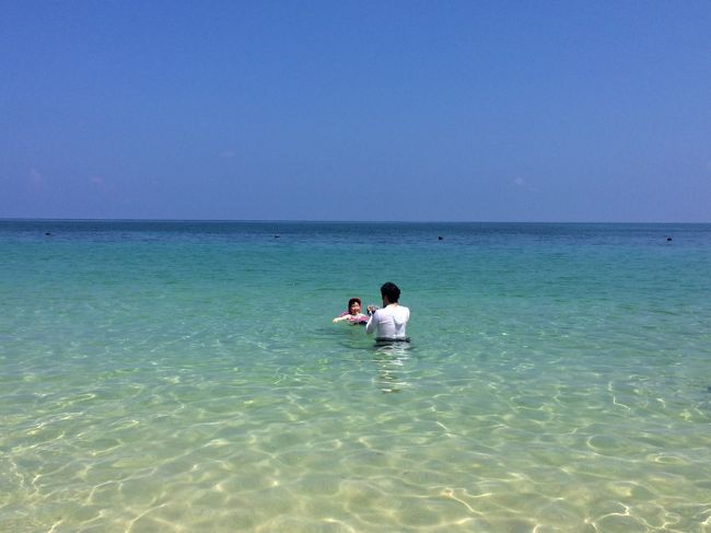 娘は、海水浴初めてなんですが、物おじせずに楽しそうに遊んでいます。<br />泳ぐ真似なんかもしたりして(笑)