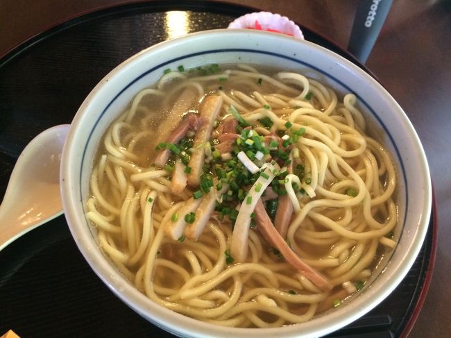 母と娘は、八重山そばの大盛り。