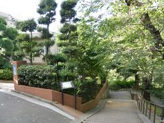 横浜バプテスト神学校発祥の地

山手８０番館遺跡から坂道を少し下ると、「横浜バプテスト神学校発祥の地」碑があります。

なんと、チャリティーバザーのポスターが貼ってあったので見過ごすところでした。
