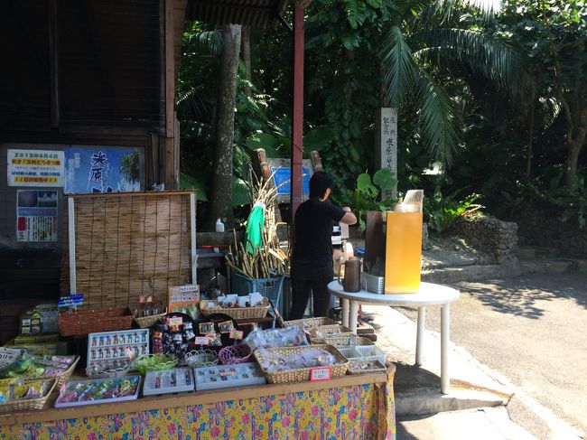 注文すると、お姉さんがまずサトウキビを機械で絞ってくれます。