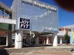 次はアイスリンク仙台に行くことにしました。羽生結弦選手、荒川静香さんの育ったリンクです。公園からは歩いても距離があるし、かといって地下鉄で1駅乗っても、やはりかなり歩きます。タクシーは見当たらないし、歩いていきました。

遠くて暑くて、スマホ頼りにやっと着きました。私は好きな場所に行くのでいいけれど、夫には気の毒だったかな。しかし、夫も何かしら興味を持ったのか、黙って付いて来てくれました。

この建物が見えたときには興奮してしまって、写真の右上に指がかかっています（笑）