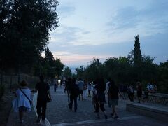 日が沈んだ頃（8時前頃）アテネに到着。
夕景のアクロポリス周辺を散策しながらレストランへ。