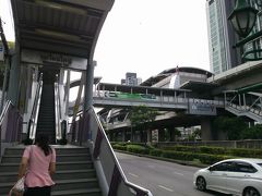 朝、まずはＢＴＳに乗ってウォンウィエン・ヤイへ。
ＢＴＳの駅からタイ国鉄の駅まで歩きます。