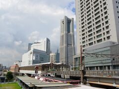 ＪＲ桜木町駅

鉄道開通当時は、ここが横浜駅でした。
今は、桜木町駅が横浜みなとみらい地区の入り口駅となっています。

鉄道開通当時、これほどの高層ビルが立ち並ぶ街となるとは、誰も想像しなかったでしょうね。