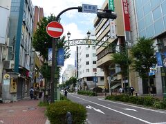 馬車道の街なみ（関内駅側の入り口）

日本初のガス灯が登場し、街路樹とのコラボレーションの美しさができあがったそうです。
現在の街路樹は「アキニレ」が植えられています。

