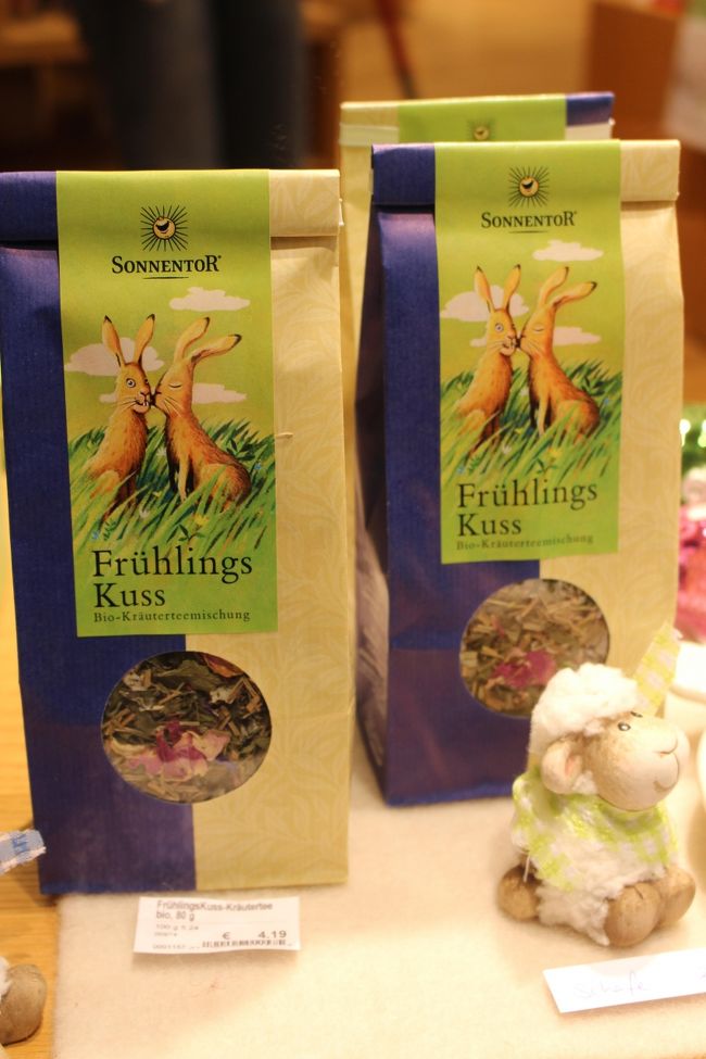 裁判所の前にあるゾネン通りはトラムも走る大通りなので、渡るのが一苦労。<br /><br />なので私はいつも地下道を使って渡ります。<br /><br />地下はちょっとしたショッピングモールになっていて、お店が沢山あ理ます。<br />お茶屋さんでイースターブレンドのハーブティーを発見！<br />とっても美味しそうなブレンドです。<br />後で買おうと思ったのに、帰りに寄れなくて買いそびれちゃった...。<br />先に買っておけば良かったな〜。