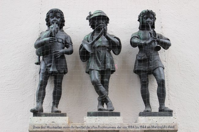 カールス門に立つ３人の少年。<br />今日も元気に迎え入れてくれました。<br /><br />