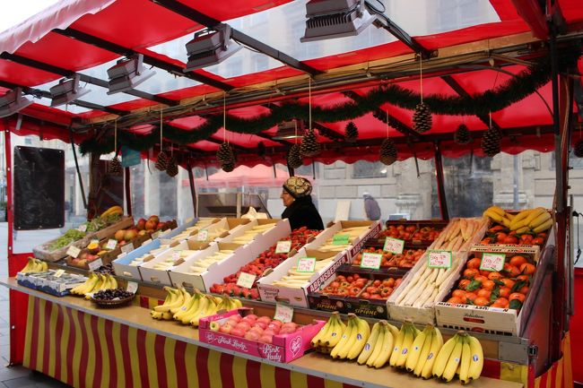 ノイハウザー通りのカールス門寄りにはこのような八百屋さんがいくつか並んで済ます。<br />どれも新鮮で美味しそう☆<br />