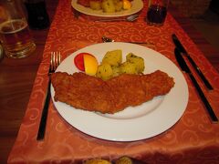 ３日目の夕食は、名物ウィンナーシュニッチェル（ウィーン風カツレツ）でした。アイロ　タワーホテルにて　　今日と明日の２連泊は気持ちがゆったりしているので食事もおいしいです。
