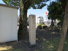 明治天皇御小休所址

これと上記二つの碑が、弥勒公園の中にあります。
