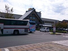 出雲市駅で急いで駅弁を購入。
駅弁は出雲そば弁当と、幕の内と、かに寿司弁当の3つです。
でも、かに寿司以外は全て売り切れ。一番食べたかったからいいけど。

出雲市駅構内には、わりと大きめのお土産屋さんもありました。