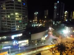 　　ホテルの窓から見える、サーファーズ・パラダイスの夜景。