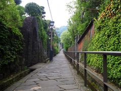 大浦天主堂を後にして、次に訪れたのが「どんどん坂」。

長崎らしい、石畳で急勾配の坂道です。