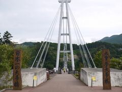 チェックアウトをして、九重夢大吊橋に行きました。
台風とは関係無く強風が吹いてましたが、無事に橋を渡ることが出来ました。

橋の上からは、大きな滝や熊本地震による土砂崩れと思われる所が見えました。