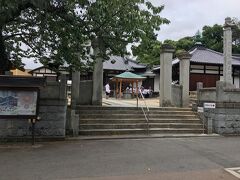 第59番国分寺
　境内の参道沿いに弘法大師像がある。「大師は多忙なので願い事はひとつだけ」と注意書きが書かれている。
