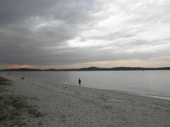 砂浜。
向こうに見えるは、ウビン島。
微かに夕焼け。