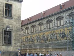 　その横に有名な「君主の行列」があります。約25000枚のマイセン磁器のタイルを使って作られたザクセン王などを描いた壁です。