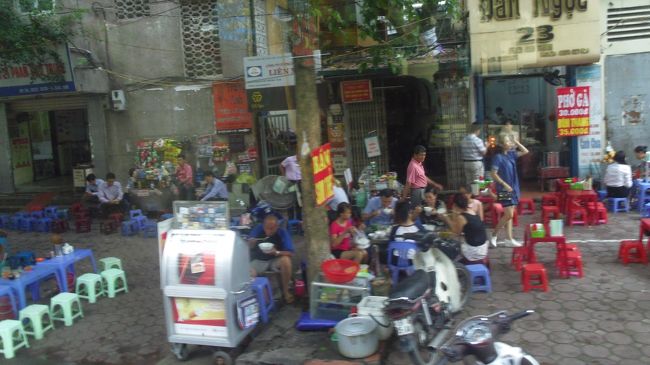 さあ出発です。<br />バスが出発して右折した途端、ガチャン！という音が。。。<br />女性が乗ったバイクを轢きました。。。バイクと女性が倒れています。<br />急停止して、運転手とガイドさんが外に飛び出していきました。<br />女性を抱き起こして、何やら口論しています。<br />バイクの女性は、アクセルを吹かして去っていきました。<br />ガイドいわく、彼女は手を怪我しただけで、会社に遅れるので急いでいるとのこと。。。<br />バスも何事も無かったように走り出しました。<br />日本だったら、大騒ぎですねー。<br />