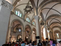 では観光に出掛けましょう。
イントラムロスに入りまずはマニラ大聖堂から見学しましょう。