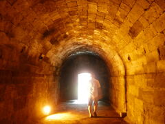 マニラ大聖堂を後にしてお次はサンチャゴ要塞です。
ちょっと足下の悪いトンネルを抜けていきます。
