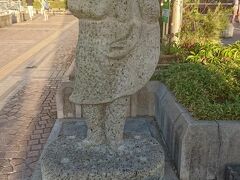 宇都宮駅の歩道橋には餃子像がありました。