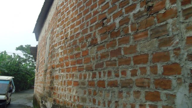 工房を後にして、陶器を売っている店の方へ向かいます。<br />レンガの壁が素敵です。