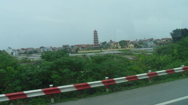 道中、九重の棟がありました。<br />ベトナムっぽいですねー！<br />思わずパチリ！