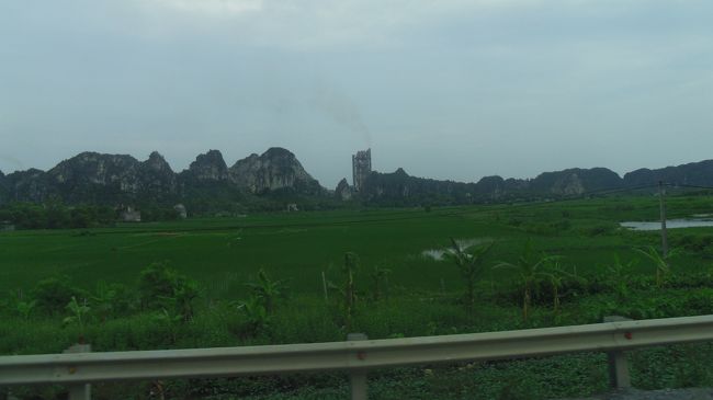 山の形が良い感じになってきました。<br />良く見ると、山の上に石灰岩の採掘工場がそびえ立っています。