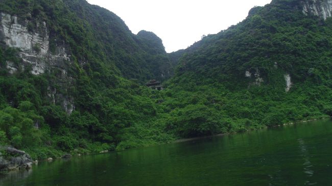 山の中腹にも寺がありました。<br />雰囲気いいですねー！