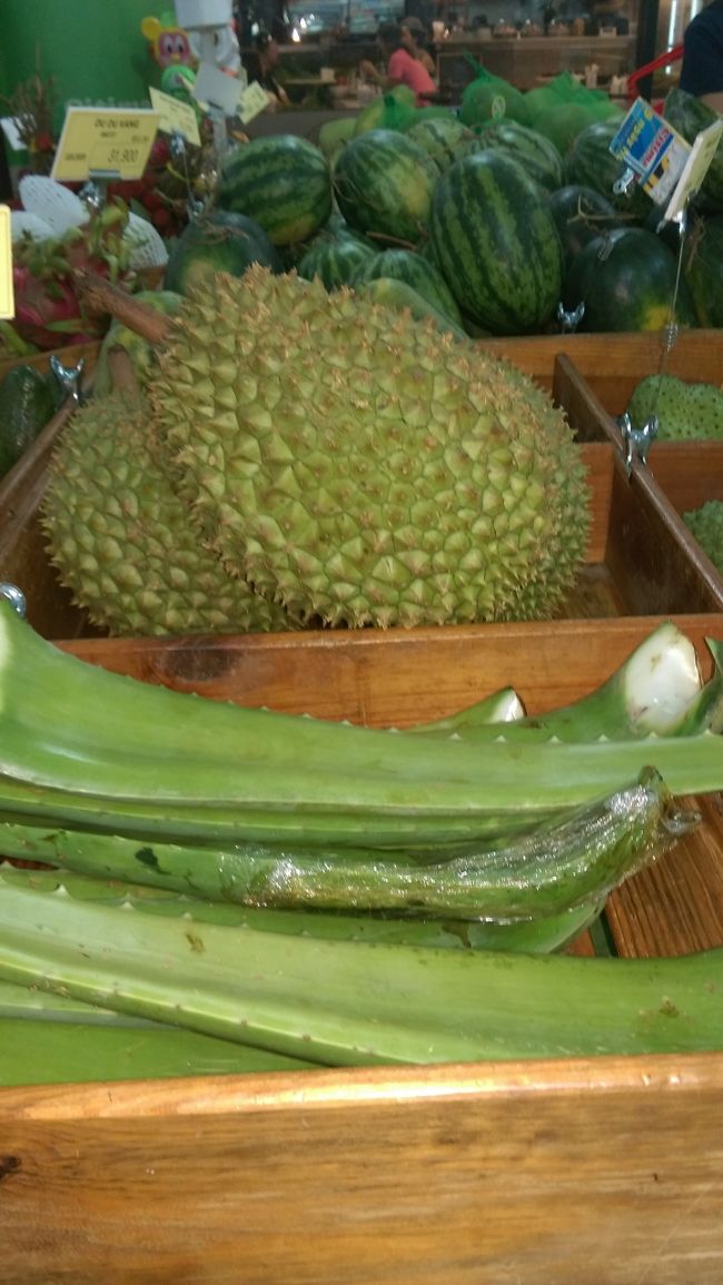 中に入って果物コーナーに行くと、ナントっ！<br />昨日までは無かった、ドリアンがあるではありませんか！！