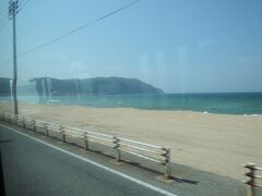 　志賀島小学校行は、毎時47分発だけなので、1時間に1本です。バス停を探すのに手こずったため12時台には乗れず、13時47分発になってしまいました。
　ただ、1時間20分以上乗るのにもかかわらず、運賃が520円と安いことには驚きました。
　写真は、海の中道から玄界灘側の志賀島を撮したものです。バスから撮した写真なのではっきりしませんが結構荒い波が打ち寄せています。
　志賀島は、思っていた以上に大きくて、畑くらいならいくらでも耕せそうです。そのため、百姓が畑を耕している最中に見つけたということは本当なのだと頷けました。