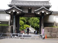 北桔橋門から退苑する。

北桔橋門(きたはねばしもん)とは
天守台の北側にある北桔橋（はねばし）門である。本来は、枡形門形式であったが、現在は一の門の高麗門だけが復元されている。ここは本丸の搦手（城の後ろ側）にあたり、北ノ丸のある田安台地とをつなぐ橋で、有事には橋を跳ね上げて敵を遮断できる構造になっていた。　(説明文より)
