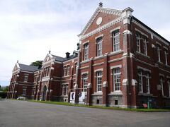 東京国立近代美術館工芸館

東京国立近代美術館工芸館とは
陶磁、ガラス、漆工、木工、竹工、染織、人形、金工、工業デザイン、グラフィック・デザインなど、近現代の工芸およびデザイン作品を展示紹介する東京国立近代美術館の分館として、昭和52（1977）年11月15日に開館しました。建物は、明治43（1910）年3月に建てられた、陸軍技師・田村鎮（やすし）の設計による、近衛師団司令部庁舎を改修して美術館仕様の建物としたものです。
第2次大戦後、荒廃したままに放置されていた旧司令部庁舎は取り壊しの対象となりましたが、明治洋風煉瓦造建築の一典型として、また、官公庁建築の遺構としても重要なことから、その建築的価値を惜しむ声がよせられ、昭和47（1972）年9月に、「重要文化財に指定のうえ、東京国立近代美術館分室として活用する」旨の閣議了解がなされ、同年10月、「旧近衛師団司令部庁舎」として重要文化財に指定されました。
外観と玄関、広間の保存修理工事を施し、谷口吉郎による展示室の設計に基づく内部の改装によって、工芸部門の展示施設として再生された建物は、昭和52（1977）年11月、東京国立近代美術館工芸館として開館しました。修復にあたって、屋根は建築当初のスレート葺に復元され、正面ホールから2階に伸びる両袖階段に往時の重厚な装いを見ることができます。ゴシック風の赤煉瓦の簡素な外観は、四季折々に周辺の樹木と調和して、独特のたたずまいをみせています。（説明文より)

※文化庁や石川県などは、東京国立近代美術館工芸館の機能の金沢市への移転について、２０２０年東京五輪開催期間中までに目指すことなどを柱にした基本構想を発表した。移転先として金沢市出羽町一帯にある県立美術館と県立歴史博物館（いしかわ赤レンガミュージアム）の間の敷地を確保し、旧陸軍施設を移築・活用する。
基本構想では、工芸館の収蔵品のうち半数以上を移し、展示内容は運営主体の国立美術館が決める。移転場所は兼六園の近くで、観光客は北陸を代表する景観美と美術工芸品を一体的に楽しむことができそうだ。(説明文より)
