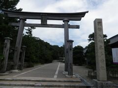 女性に人気のパワースポット。縁結びの神社としても人気の能登一の宮。本殿背後の「入らずの森」は、多くの「氣」が集まる神域とされています。奥能登では最大の初詣でスポットで毎年２０万人の参拝客を集める神社だそうです。