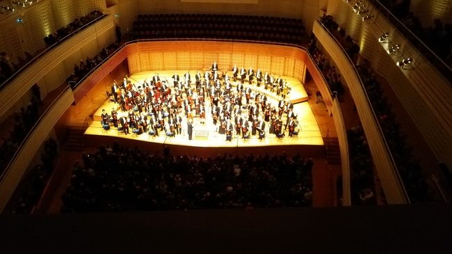 ポーズ挟んで、８０人構成にしてブルックナーの交響曲５番です。ブルックナーの６番と９番はよくコンサートでありますが、５番を実際に聞くのは初めてです。<br />ゲバントハウスは以前ひどかったので期待してなかったのですが、よかったです。最初ちょっと息の合わないところもありましたが、徐々に調子が出てきて、３楽章以降はなかなかの出来でした。ザルツブルグでの演奏はなんだったんでしょうか。でもやっぱりベルリンフィルと比べると完ぺきとはいいがたい。まあでも悪印象を払拭できたので、次回からはチケット購入の選択肢に入れます。