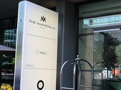 THE MANDALAです。
Sony centerの前でホテルの裏には飲食店がいっぱいあり便利な立地です。