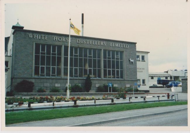 Elginに向かう途中でホワイトホースの工場があった。こういうメーカー品はたいていは、ブレンド・ウィスキーといってモルト（大麦だけの原酒）にブレンド用のグレーン・ウィスキーが混ぜられている。安いブレンド・ウィスキーがしばしば荒っぽいのは若いアルコールがはいっているからだ。<br /><br />「まっさん」はその対応に悩み、いいウィスキーを作りたかったのだろうが、日本では、アルコール添加が日本酒業界でも普通であるように、妥協を迫られたのだろう。スコットランドのウィスキーは法律上、ブレンド品の安物でも、確か、法律変更していなければ、最低３年寝かせたものでないとスコッチ・ウィスキーには使えないはずである。良心的に作ったシリーズはそれなりの国際評価を受けているが、ただ、たくさんは作れない。評判になるとすぐに売り切れる。私のホーム・バーには今でも、少しずつ残っているものが多いのだが、まだまだ３，４０種類のモルト・ウィスキーが並んでいる。ただ、近年は新規購入はほとんどしていない。<br />　　
