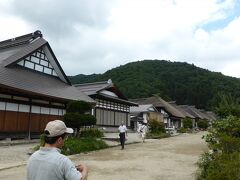 会津と日光を結ぶ会津西街道の宿場として、江戸時代に参勤交代の大名行列や旅人で賑わった。（まっぷる）　３０軒ほどの民家が茅葺を保存している。ほとんどがお土産屋さんや食事処となっている。