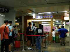 まずはMRTで台北站に行き、高鐵の改札へ行く前に車内で食べる台鐵便當を買います。

実は今回初めての台鐵便當です。
