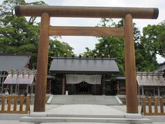 籠神社本殿前の木の鳥居。
