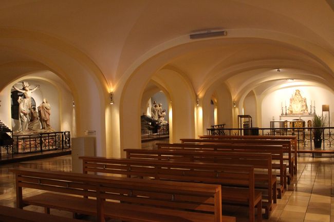 中に入ってみると、天井の低い小さな礼拝堂になっていました。<br /><br />