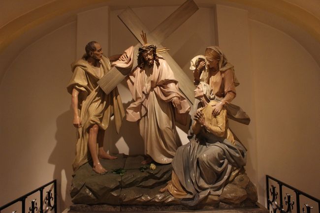 十字架を担いで歩かされています...。