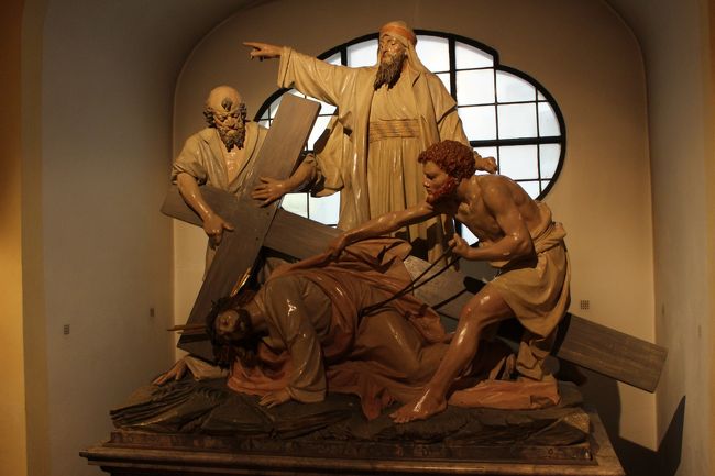 力尽きたイエス・キリスト。<br />それでもまだ歩かされます。