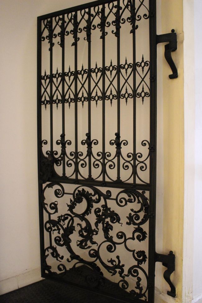 反対側の扉は開いてる...。<br /><br />実はここから２階に行かれたのですが、この時はそんな事には全く気付かず...。<br /><br />帰りにもう一度立ち寄った時に気付いて行ってみたのですが、ちょうどミサ中で写真を撮れませんでした(&gt;_&lt;)<br /><br />とっても素敵な礼拝堂でした。<br />