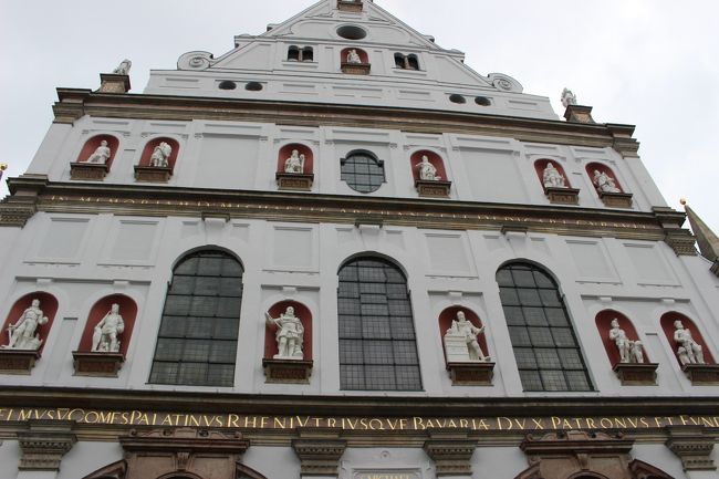 ファサードに立つのはバイエルン地方の歴代の支配者。<br /><br />教会を建てたバイエルン公ヴィルヘルム５世とヴィッテルスバッハ王家の歴代の王の像が、家系図のように並んでいるそう。<br /><br />ヴィルヘルム５世や選挙侯マクシミリアンやルートヴィッヒ２世などのビッテルスバッハ家の君主３０人のお墓もあります。