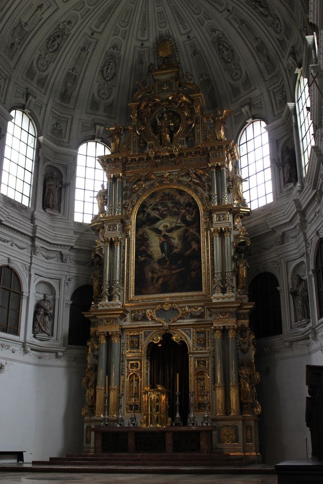 豪華な主祭壇。